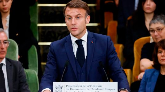 Macron pide a Putin que “entre en razón” tras la aprobación de una nueva doctrina nuclear rusa