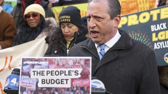 El contralor de Nueva York y candidato a alcalde es detenido por agentes de inmigración