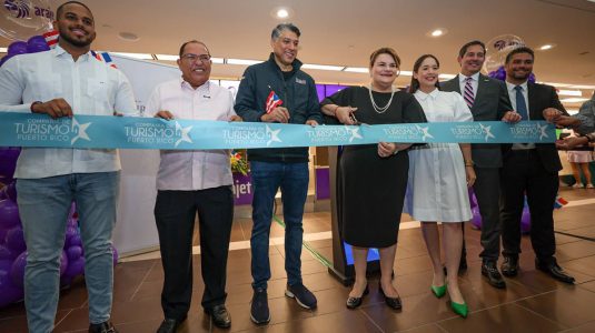 Ceremonia del corte de cinta por la llegada del vuelo inaugural de la aerolínea Arajet.