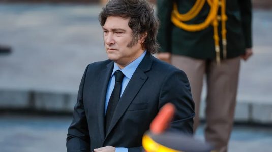 Milei habilita a la Policía argentina a realizar requisas y detenciones sin orden judicial