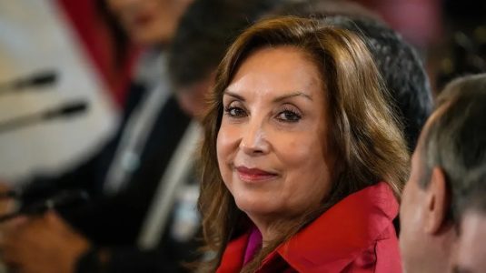 El Gobierno de Perú sube el sueldo de la presidenta Dina Boluarte en un 122 %