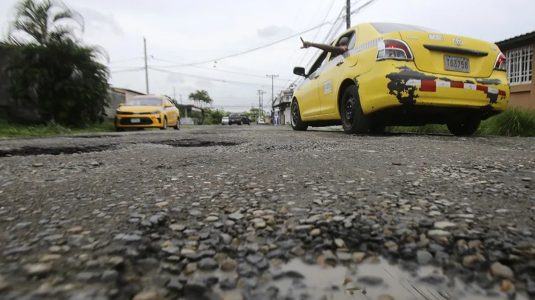 Panamá propone indemnizar a los afectados por los huecos y baches de sus carreteras