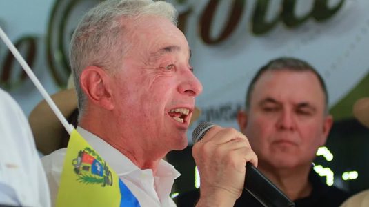 El expresidente Álvaro Uribe plantea una «coalición democrática» en Colombia para elecciones de 2026