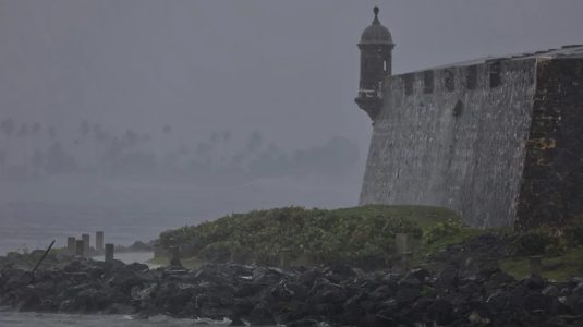 El huracán Erin rebaja su fuerza a categoría 3 mientras lleva fuertes lluvias al Caribe