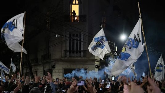Cristina Fernández celebra desde su balcón el triunfo peronista ante cientos de seguidores