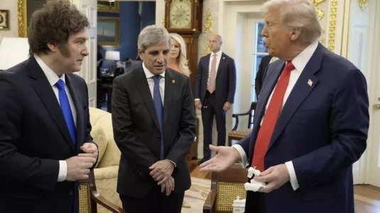 ARG – Caputo ante empresarios, expectativa por visita del CEO del JP Morgan