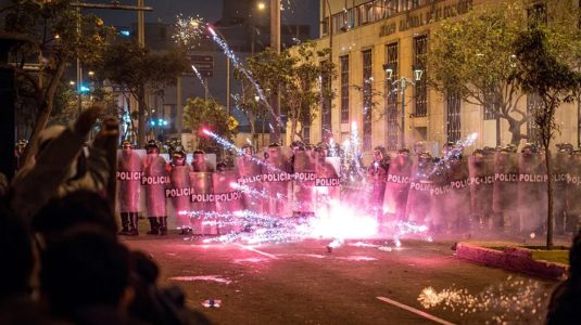 Muere un manifestante en una multitudinaria protesta en Perú contra el Gobierno y el Congreso