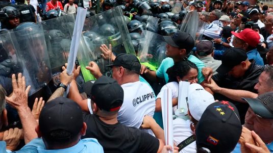 La Policía bloquea una marcha de trabajadores que intenta llegar a la sede de Gobierno de Venezuela