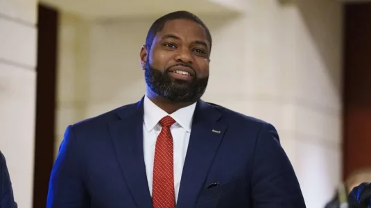 Trump respalda públicamente al congresista MAGA Byron Donalds para gobernador de Florida