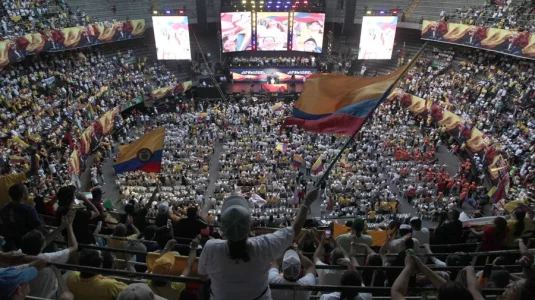 Los candidatos presidenciales colombianos cierran campaña con mítines masivos para buscar el voto de los indecisos