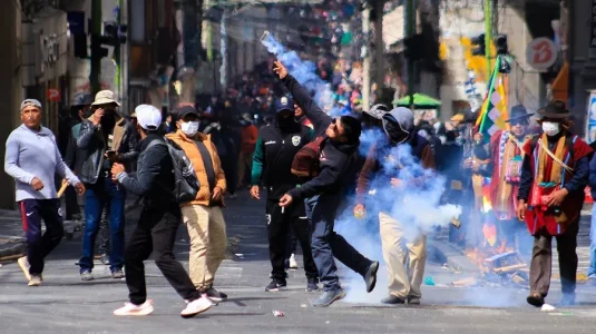 Las protestas contra el Gobierno de Bolivia derivan en vandalismo y saqueos en entidades de La Paz