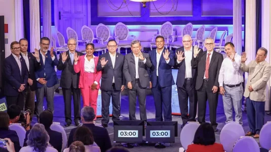 Técnicos de Fujimori y Sánchez se disputan el centro en el primer debate electoral en Perú