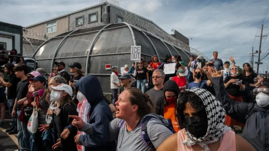 La huelga de inmigrantes en un centro del ICE en Nueva Jersey se prolonga tras enfrentamientos