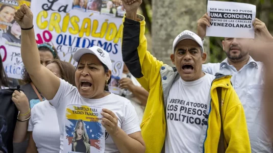 Familias protestan frente a una cárcel en Venezuela y exigen a Delcy Rodríguez liberar a presas políticas