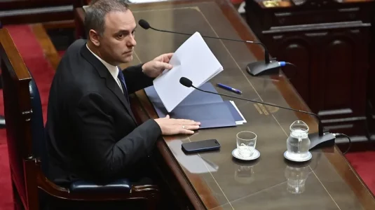 Manuel Adorni, jefe de Gabinete de Milei, renuncia tras meses de escándalos de corrupción en Argentina