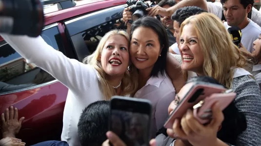 Fujimori ya se siente ganadora en Perú, pero Sánchez quiere anular la votación en el exterior