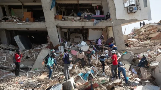 Venezuela comienza a recibir ayuda internacional mientras las muertes por los terremotos se acercan al millar