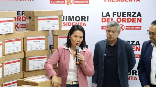 Fujimori supera los 48.000 votos de ventaja con 99.976 % de conteo de elecciones en Perú