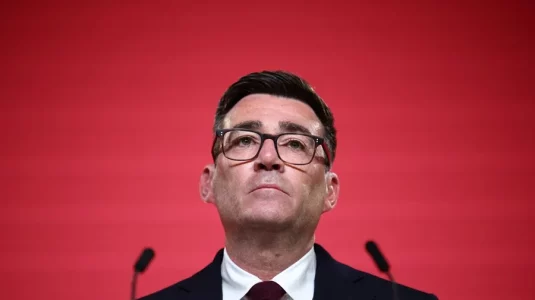 Andy Burnham asume el Gobierno británico tras recibir el encargo del rey Carlos III