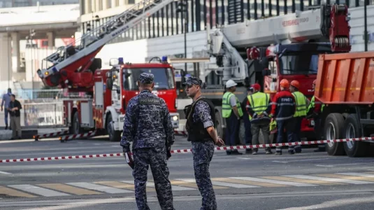 Varios heridos en un masivo ataque ucraniano contra Moscú que incendia instalaciones industriales