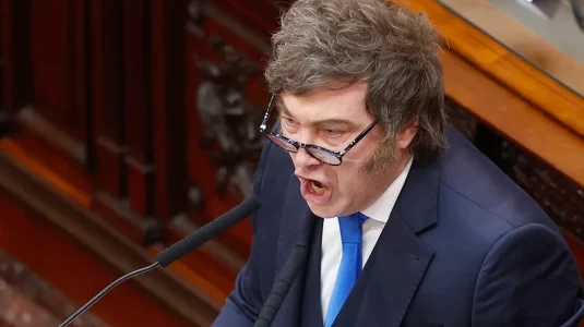 Milei firma un decreto para expulsar a extranjeros que agravien a los argentinos