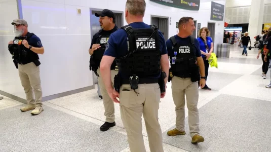 Hasta 40 inmigrantes al día han sido detenidos en los aeropuertos de EE.UU., según NBC