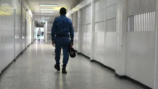 Trasladan a 103 presos de alta peligrosidad de una cárcel de Colombia a otros centros del país
