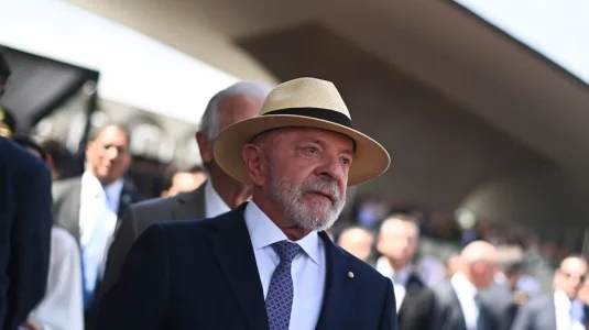 Lula da Silva y Flávio Bolsonaro comienzan su propaganda electoral en televisión con duros ataques mutuos