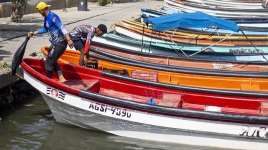 Pescadores y comerciantes, en la lucha por su sustento diario tras los terremotos en Venezuela