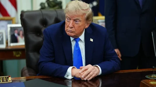 Trump anuncia aranceles del 50 % a los vehículos y al acero canadienses a partir de enero de 2027