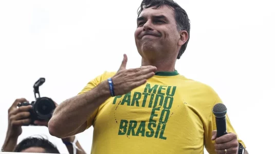 Flávio Bolsonaro defiende reducir a 14 años la mayoría de edad penal para delitos graves