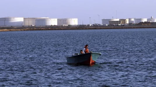 Dos buques de la petrolera emiratí atacados por Irán al cruzar el estrecho de Ormuz
