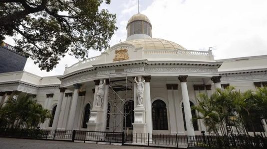 Los venezolanos siguen el diálogo entre el Gobierno y la oposición con escepticismo