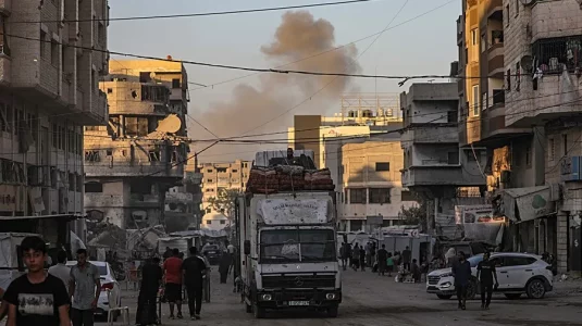 Cuatro heridos en un ataque israelí en el complejo de un hospital del centro de Gaza