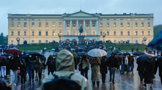 El rey Haakon y la princesa heredera Ingrid Alexandra celebran audiencias de condolencia por la muerte del rey Harald