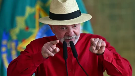 Lula dice no estar preocupado con la elevada deuda pública de Brasil