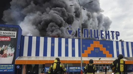 Al menos 37 muertos y 42 heridos en un ataque ruso contra un almacén cerca de Kiev
