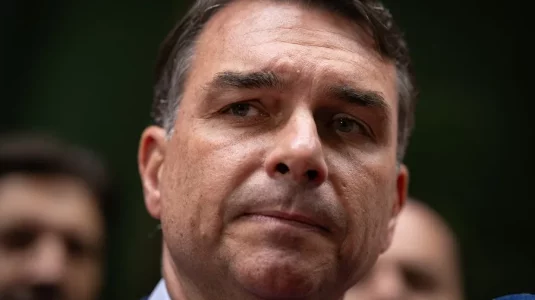 Flávio Bolsonaro dice que abrirá 500.000 cupos en las cárceles de Brasil tras reunirse con un ministro de Bukele