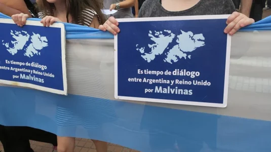 Trump sugiere que podría retirar su apoyo a la soberanía británica de las islas Malvinas
