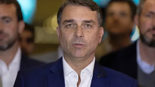 Flávio Bolsonaro supera a Lula en sondeo electoral