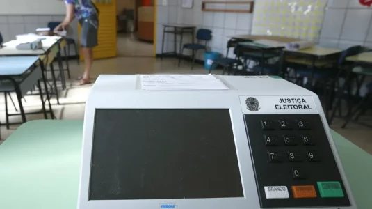 La urna electrónica cumple 30 años en un Brasil dividido en vísperas de las elecciones presidenciales